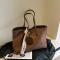 Borsa tote trapuntata in finta pelle scamosciata marrone con foulard e portamonete - 42cmx14cmx27cm / Marrone