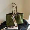 Borsa tote in camoscio sintetico verde trapuntato con manici marroni e borsellino - 42cmx14cmx27cm / Verde