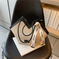 Τσάντα tote από καμβά σε μπεζ με μαύρο δέρμα και φαρδύ διακοσμητικό λουράκι ώμου - Μαύρο
