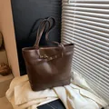 Mochila tote vintage de cuero sintético marrón oscuro con detalles metálicos - 39*14*30 / Marrón