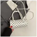 Elegante bolso cilíndrico blanco con lunares negros, asas y correa de bandolera - Sin Colgante / Blanco
