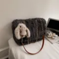 Dunkelgraue Kunstfell-Schultertasche mit goldener Kette und süßem Hasen-Anhänger Dekor - Ohne Anhänger / Dunkelgrau