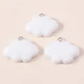 Primer plano de tres colgantes de nubes blancas de resina con aros metálicos para bricolaje - Blanco