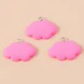 Dettaglio di tre ciondoli a nuvola in resina rosa opaca con anelli metallici per DIY - Rosa Rosso