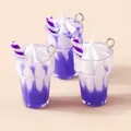 Gros plan de breloques de glace en résine violette avec crochets argentés - Violet