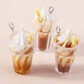 Trois pendentifs miniatures en résine avec sirop de caramel, crème et pailles rayées - Marron