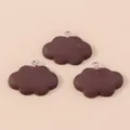 Detalle de tres colgantes de nubes de resina marrón con anillos metálicos para joyería DIY - Marrón Oscuro