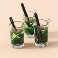 Détail macro de mini breloques de boisson en résine verte avec paillettes et crochets - Vert