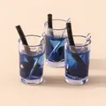Trois mini breloques Bubble Tea bleu en résine avec pailles et anneaux de connexion - Bleu royal