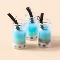Detail van blauwe bubble tea bedeltjes van hars met zwarte parels voor doe-het-zelf sieraden - Cyaan