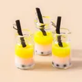 Λεπτομέρεια με τρία μίνι κρεμαστά bubble tea με κίτρινο υγρό και μεταλλικούς δακτυλίους - Κίτρινο Ροζ