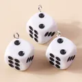 Gros plan de pendentifs dés en résine blanche avec points noirs et crochets - Blanc