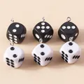 Gros plan de breloques dés en acrylique noir et blanc avec anneaux en métal pour bijoux - Noir et blanc mixte