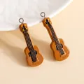 Detaillierte Nahaufnahme brauner Gitarrenanhänger aus Harz für DIY Schmuckherstellung - Gitarre