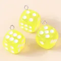 Lot de 3 pendentifs dés en acrylique jaune fluo transparent avec anneaux en métal argenté - Jaune