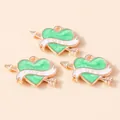 Tre ciondoli a cuore placcati in oro con smalto marmorizzato verde e nastro 'LOVE' - Verde