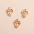 Vista detallada de tres colgantes romboidales dorados con diamantes de imitación claros - Dorado