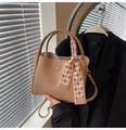 Λεπτομέρεια χακί τσάντας bucket με μεταξωτό μαντήλι και λογότυπο Fashion Bags - Χακί
