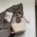 Bolso cubo de cuero rosa y paja tejida con correa de hombro ajustable y asa superior - Rosa sin colgante