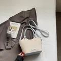 Bolso tipo cubo de paja beige y azul claro con detalles de cuero y correa fina - Azul Sin Colgante