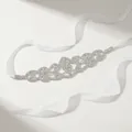 Cintura da sposa argento con strass scintillanti e nastri in seta bianca eleganti - Argento