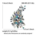 Détail de la broche en verre irrégulière mesurant 7,4x4,7cm avec strass colorés - K Blanc - Bleu