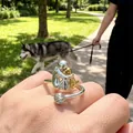Detail eines zweifarbigen offenen Rings mit Mensch-Hund-Motiv und glitzerndem Zirkonia - Ring Aus Edelstahl 304 Mit Weißem Diamanten / Einstellbar Offen