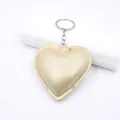 Dettaglio portachiavi a cuore oro champagne con trama in pelle di serpente e anello argento - Stile Texture Serpente (001) / Cuore Stampa Serpente Oro