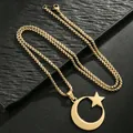 Collar de cadena box dorada con colgante de luna y estrella sobre fondo de piedra - Cadena de Perlas Cuadradas / Dorado