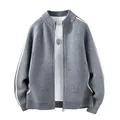 Dunkelgraue Herren-Strickjacke mit Stehkragen und weißen Streifen an der Schulter - M / Grau