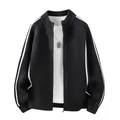 Herren-Strickjacke mit Reißverschluss in Schwarz mit weißen Ärmelstreifen und Stehkragen - M / Schwarz