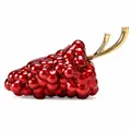 Détail d'une pochette de soirée en forme de raisin avec finition métallique rouge et dorée - Rouge
