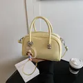 Zartgelbe Bowling-Handtasche mit Perlenkette und Cartoon-Mädchen-Anhänger Dekor - Mit Anhänger / Gelb