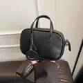 Minimalistische schwarze kleine quadratische Tasche aus Leder mit Smiley-Anhänger - 19x12x6cm / Schwarz