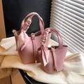 Borsa a secchiello rosa a grana litchi con foulard e chiusura dorata - Taglia L / Rosa