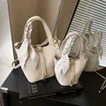 Borsa a secchiello in pelle beige con foulard decorativo in seta e lucchetto dorato - Taglia L / Bianco