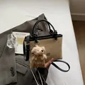 Sac seau en paille minimaliste avec bandoulière en cuir noir et pendentif d'ours - Noir Avec Pendentif Petit Ours