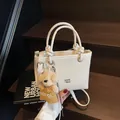Sac seau tissé crème chic avec poignée à nœud et charmant petit ours en peluche - Blanc Cassé + Pendentif Ours