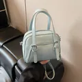 Borsa bowling azzurra in ecopelle plissettata con doppi manici e tracolla regolabile - senza ciondolo / Blu