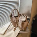 Borsa a secchiello beige texture litchi con foulard in seta e lucchetto dorato - Taglia L / Kaki