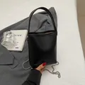 Minimalistische zwarte emmer-handtas met litchi-patroon, zilveren ketting en handvat - Zwart