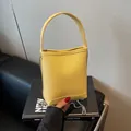Modieuze felgele bucket bag met litchi-textuur en zilveren ketting schouderband - Geel