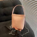 Roze bucket bag van leer met lychee textuur en zilveren ketting schouderband - Roze
