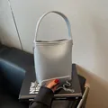 Chique zilveren crossbody emmertas van leer met litchi-textuur en kettingriem - Zilver