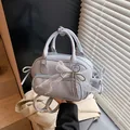 Mochila azul claro de cuero sintético con lazo de encaje y colgante de perlas - Azul Con Bufanda De Lazo