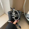 Minibandolera de piel de lichi negra con cadena de cuentas metálicas y dije de corazón - Con colgante de corazón / Negro