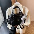 Mochila minimalista de cuero PU negro con lazo de encaje blanco y detalles plateados - Negro Con Bufanda De Lazo