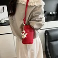 Bolso de hombro rojo de cuero granulado para móvil con un lindo colgante de pato - Rojo Con Colgantes