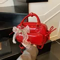 Mochila roja minimalista de cuero sintético con lazos de organza blanca y perlas - Rojo Con Bufanda De Lazo