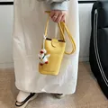 Bolso tipo cubo amarillo brillante en cuero con textura lichi y colgante de pato - Amarillo con Accesorios